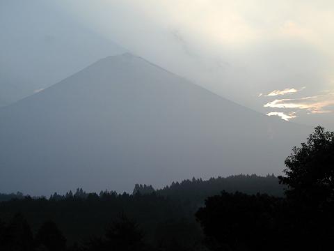早朝旅館の窓より眺める富士山  